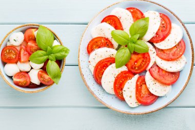 Klasik caprese salatası. Mozzarella domatesleri ve Basilikum.