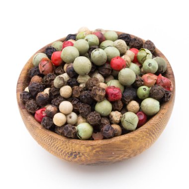 Beyaz zemin üzerine kaşık biber karışımı tohum.