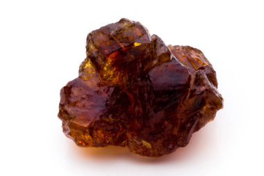 beyaz zemin üzerinde kahverengi karamelize şeker.