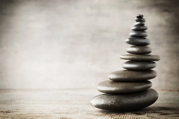 Equilibrio de piedras sobre el fondo gris. — Foto de Stock