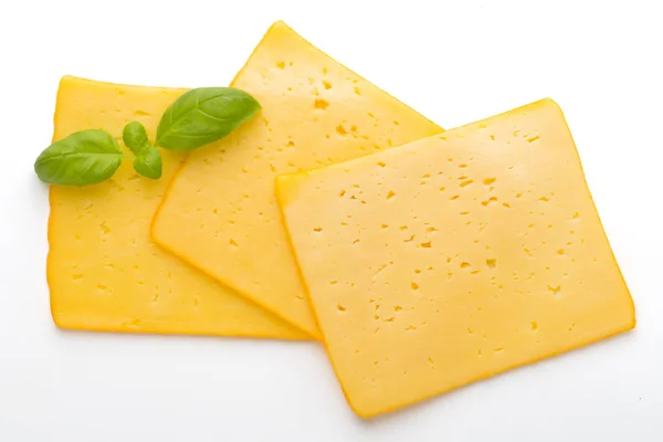 Fetta di formaggio isolata sullo sfondo bianco. — Foto Stock