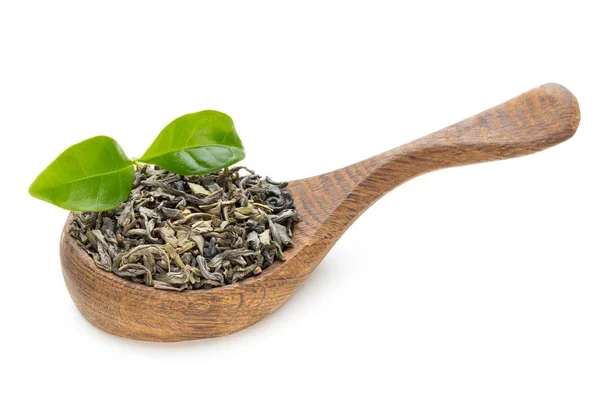 Zelený čaj list lžíce izolovaných na bílém pozadí. — Stock fotografie