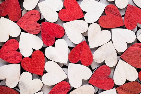 San Valentino sfondo con bianco fine cuori rossi su ba di legno — Foto Stock