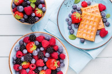 Mavi tabakta taze meyve salatası. Klasik ahşap arkaplan.