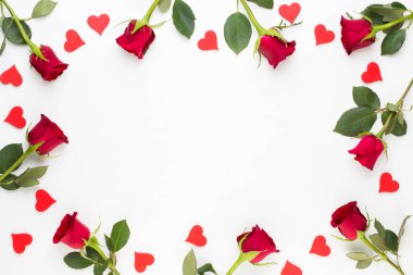 Çiçek kompozisyon. Beyaz zemin üzerine kırmızı gül çerçeve yapılmış.