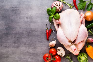 Taze tavuk eti ve sebze. Düz yatıyordu.