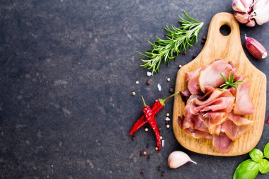 Prosciutto biberiye siyah bir arka plan ile.