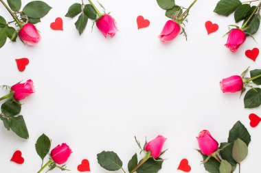 Çiçek kompozisyon. Beyaz zemin üzerine kırmızı gül çerçeve yapılmış.