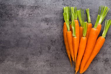 Tahta masada bir demet taze kuşkonmaz..