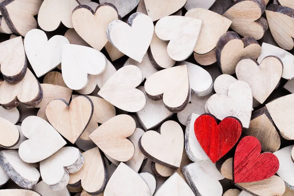 San Valentino sfondo con bianco fine cuori rossi su ba di legno — Foto Stock