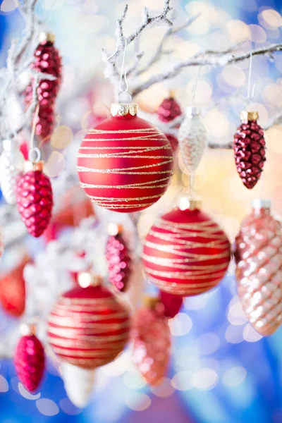 Christmas gratulationskort. Pine dekoration på bokeh bakgrund. Ne — Stockfoto