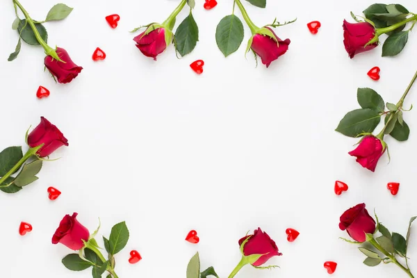 Samenstelling van de bloemen. Frame gemaakt van rode roos op witte achtergrond. — Stockfoto