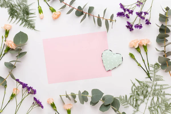 Composición de flores. Papel en blanco, flores de clavel, eucalipto — Foto de Stock