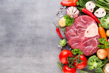 Sebze ve baharat ile çiğ taze et antrikot biftek.