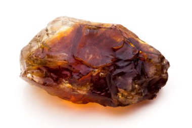 beyaz zemin üzerinde kahverengi karamelize şeker.