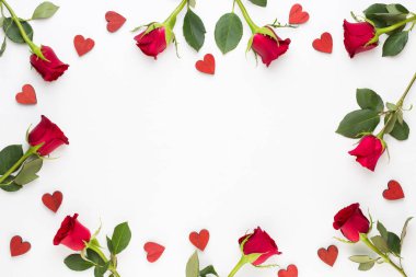 Çiçek kompozisyon. Beyaz zemin üzerine kırmızı gül çerçeve yapılmış.