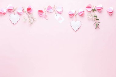 Renkli kağıt garland yaşam kalplerin mercan arka plan.