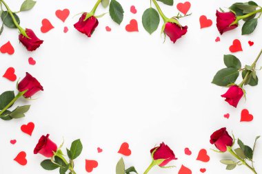 Çiçek kompozisyon. Beyaz zemin üzerine kırmızı gül çerçeve yapılmış.