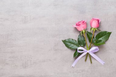 Çiçekler sevgililer günü kompozisyonu. GR üzerindeki pembe gülden yapılmış çerçeve