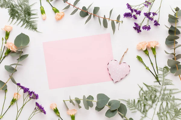 Composición de flores. Papel en blanco, flores de clavel, eucalipto — Foto de Stock