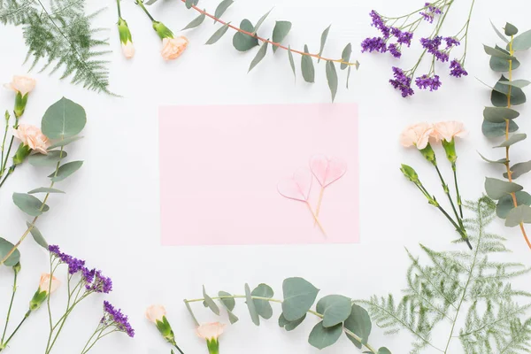 Composición de flores. Papel en blanco, flores de clavel, eucalipto — Foto de Stock