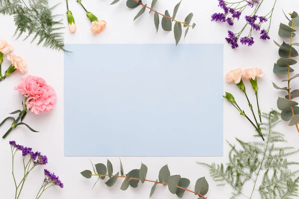 Composición de flores. Papel en blanco, flores de clavel, eucalipto — Foto de Stock