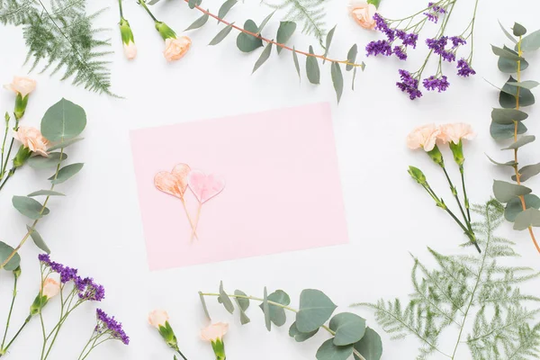 Composición de flores. Papel en blanco, flores de clavel, eucalipto — Foto de Stock