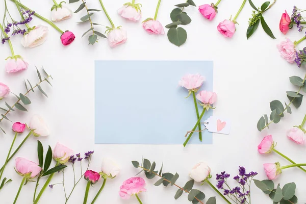 Hermosas flores de ranúnculo de color sobre un fondo blanco.Sprin — Foto de Stock