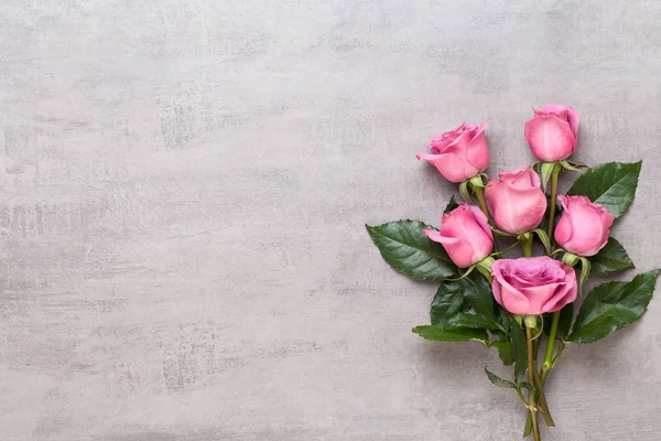 Květiny Valentýna kompozice. Rámeček z růžové růže na gru — Stock fotografie