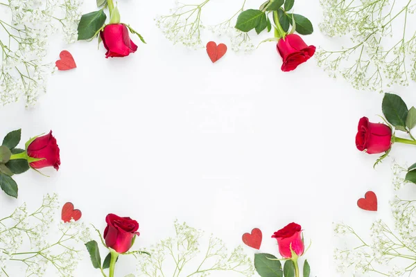 Samenstelling van de bloemen. Frame gemaakt van rode roos op witte achtergrond. — Stockfoto