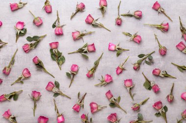 Çiçekler sevgililer günü kompozisyonu. GR üzerindeki pembe gülden yapılmış çerçeve