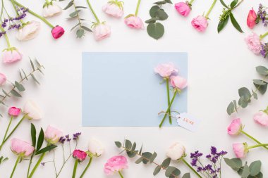 Beyaz bir arka plan üzerinde güzel renkli tipik çiçekler. Sprin