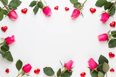 Çiçek kompozisyon. Beyaz zemin üzerine kırmızı gül çerçeve yapılmış.