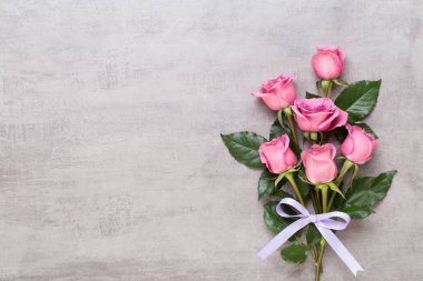 Çiçekler sevgililer günü kompozisyonu. GR üzerindeki pembe gülden yapılmış çerçeve