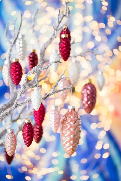 Boże Narodzenie z życzeniami. Sosna ozdoba na tle bokeh. Ne — Zdjęcie stockowe