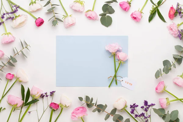 Hermosas flores de ranúnculo de color sobre un fondo blanco.Sprin — Foto de Stock