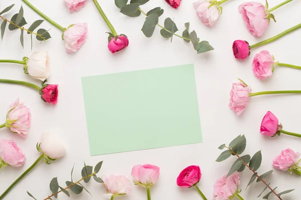 Hermosas flores de ranúnculo de color sobre un fondo blanco.Sprin — Foto de Stock