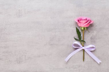 Çiçekler sevgililer günü kompozisyonu. GR üzerindeki pembe gülden yapılmış çerçeve