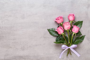 Çiçekler sevgililer günü kompozisyonu. GR üzerindeki pembe gülden yapılmış çerçeve