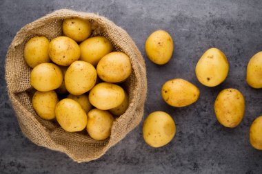 Bir biyo sade patates ahşap antika arka plan.