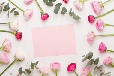 Beyaz bir arka plan üzerinde güzel renkli tipik çiçekler. Sprin