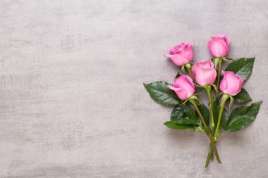 Çiçekler sevgililer günü kompozisyonu. GR üzerindeki pembe gülden yapılmış çerçeve