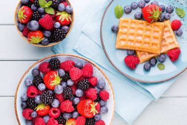 Mavi tabakta taze meyve salatası. Klasik ahşap arkaplan.