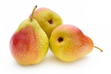 İzole edilmiş beyaz arka planda yaprakları olan taze bir armut..