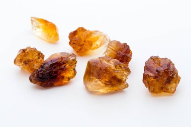 beyaz zemin üzerinde kahverengi karamelize şeker.