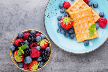 Mavi tabakta taze meyve salatası. Klasik ahşap arkaplan.
