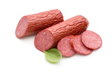 Salam Sosis füme, beyaz arka plan kesme fesleğen yaprağı.