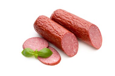 Salam Sosis füme, beyaz arka plan kesme fesleğen yaprağı.