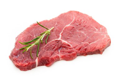 Taze çiğ dana biftek üzerine beyaz izole.