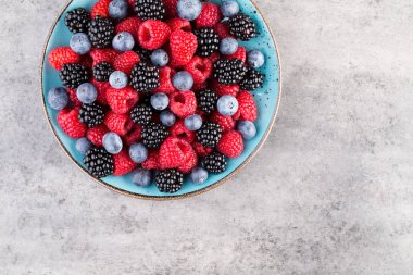 Mavi tabakta taze meyve salatası. Klasik ahşap arkaplan.